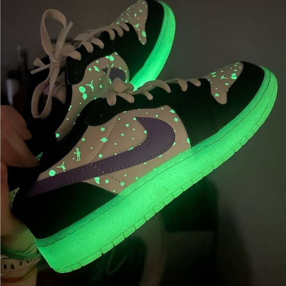 Nike Kids Sneakers Black White Purple - Picture 6 of 6